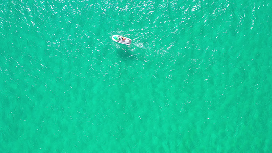 航拍海南三亚亚龙湾旅游度假区湛蓝海景风光视频