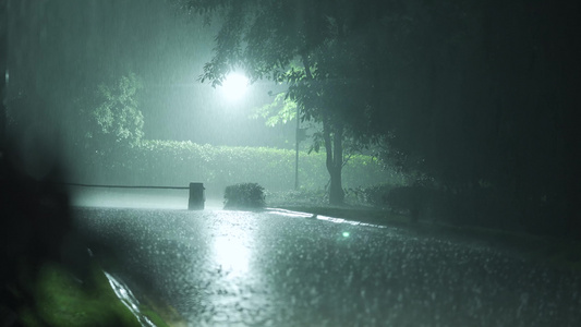 4k夏日夜晚暴雨夜雨下雨空镜视频