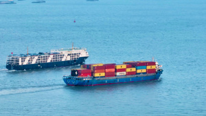 4K航拍集装箱货运南通长江航运水路运输货运货船22秒视频