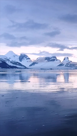 南极科考船靠近南极大陆自然风光44秒视频