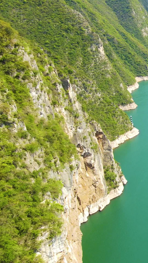 航拍长江游轮驶过峡谷大好河山45秒视频
