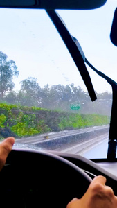 雨中自驾游车内视角旅途中视频