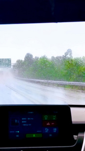 雨中自驾游车内视角旅途中视频