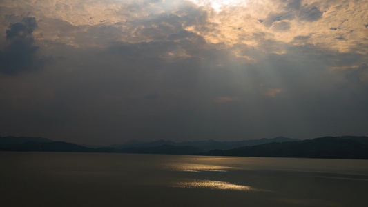 金色湖面晚霞光束耶稣光延时摄影视频