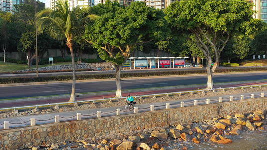 珠海情侣路海边骑车视频