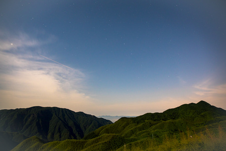 4K延时拍摄山脉间的星空视频