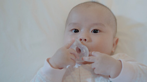 4k婴儿宝宝在床上开心的吃奶嘴29秒视频