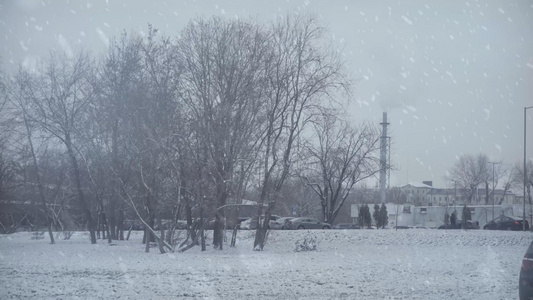 寒冬大雪纷飞的工业区视频