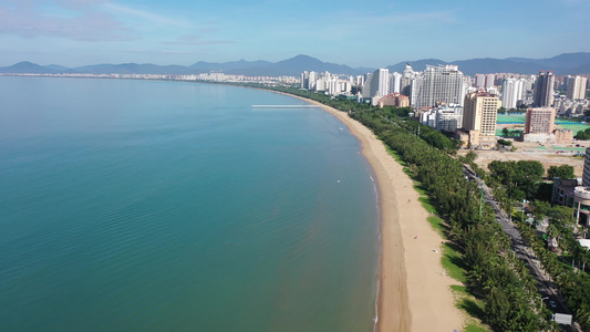 航拍海南三亚湾旅游度假区海水浴场椰林沙滩视频