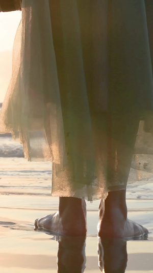 日出海边少女的脚特写惠州双月湾13秒视频