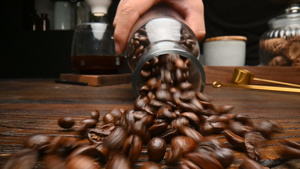 升格咖啡豆正面倒出9秒视频