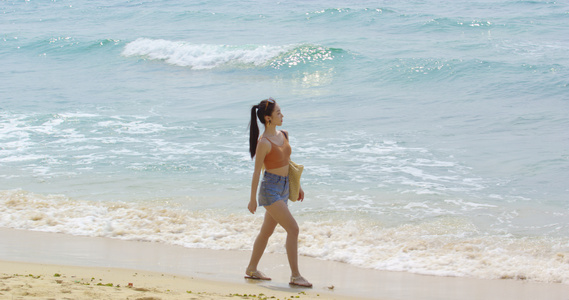 8K年轻女性在沙滩上散步视频