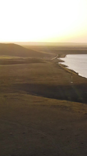 航拍夕阳下逆光的湖面和连绵起伏的山包内蒙古59秒视频