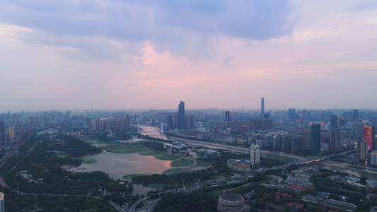 航拍城市风光夕阳晚霞天空湖景自然风景城市素材视频