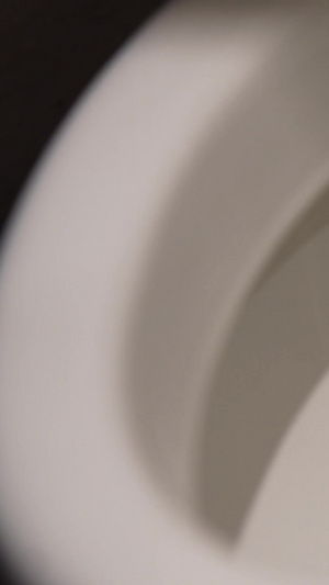 实拍厕所马桶冲水特写上厕所冲水24秒视频