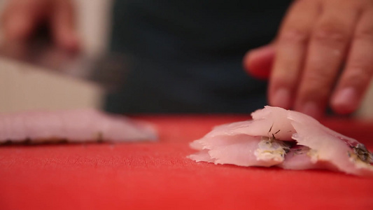 日料厨师切生鱼片视频