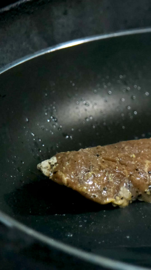 实拍特写煎牛排制作过程西餐餐饮美食宣传生煎牛排24秒视频