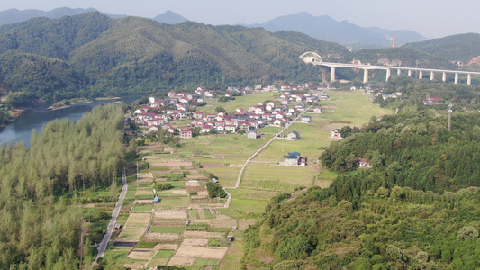 航拍依山傍水美丽乡村视频