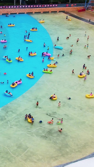 航拍城市夏天消暑降温亲子欢乐游泳冲浪素材消暑素材56秒视频