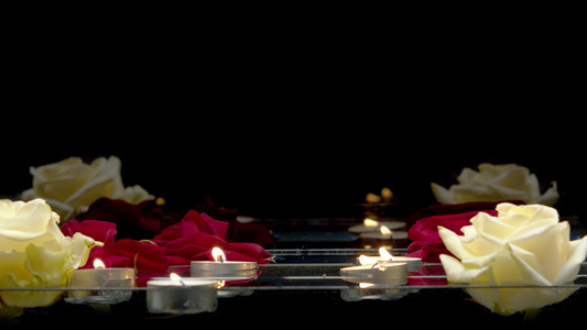蜡烛和玫瑰在水中游泳视频