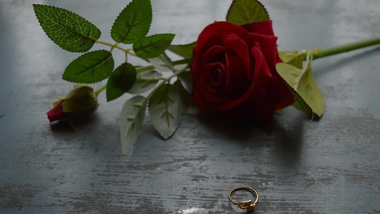 在质朴的金属地板上关闭黄金订婚戒指首饰软焦点浪漫红色视频