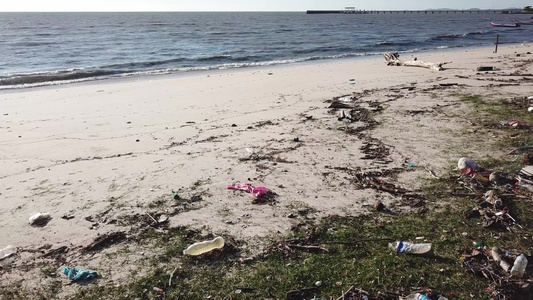 人类向海滩丢弃垃圾的污染视频