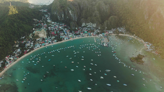 蓝水海湾中的旅游船视频