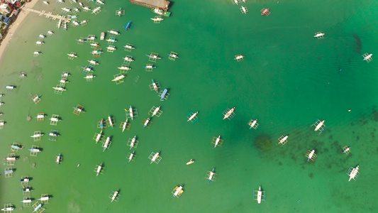 蓝水海湾中的旅游船视频