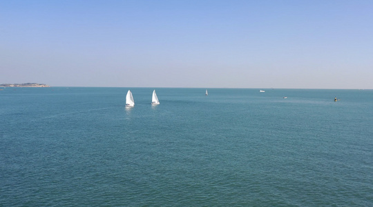 大海中航行的帆船航拍4K视频视频