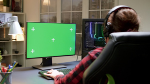 支持女性玩家在电脑上玩游戏的肩部拍摄18秒视频