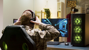 男人放耳机开始玩电子游戏20秒视频