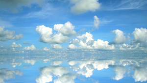 蓝色天空和白云反射时间在海上消逝灰色软云在移动10秒视频