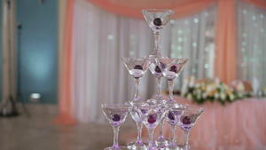 金字塔的眼镜和香槟在派对庆典婚礼生日或周年纪念日点燃8秒视频
