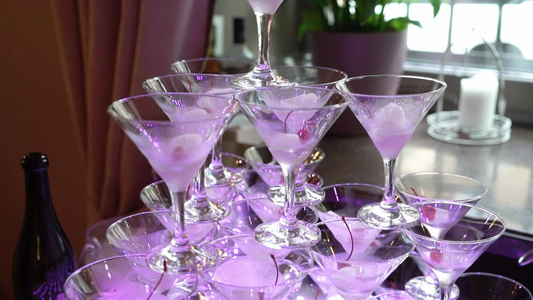 金字塔的眼镜和香槟在派对庆典婚礼生日或周年纪念日点燃视频