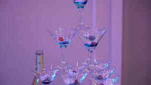金字塔的眼镜和香槟在派对庆典婚礼生日或周年纪念日点燃9秒视频