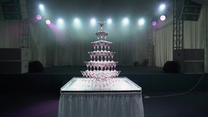 金字塔的眼镜和香槟在派对庆典婚礼生日7秒视频