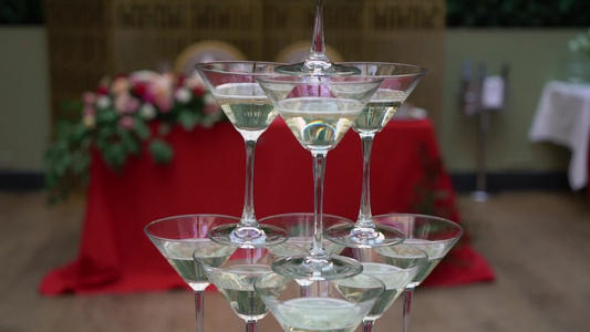 金字塔的眼镜和香槟在派对庆典婚礼生日或周年纪念日点燃视频