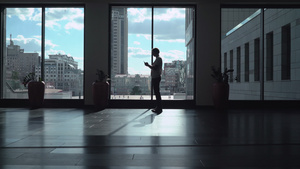 男性站在黑暗走廊的窗户旁边18秒视频