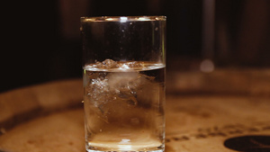 玻璃杯里的水和冰块8秒视频