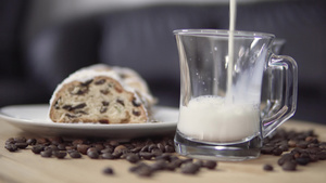牛奶和巧克力面包15秒视频
