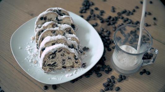 用美国饼干巧克力蛋糕在木桌上倒一杯咖啡早餐概念与电影视频
