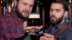 有选择性地聚焦于酒商手中的一杯黑啤酒11秒视频