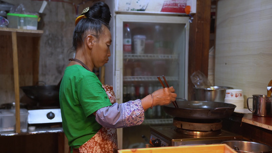 【民生】千户苗寨美食街视频