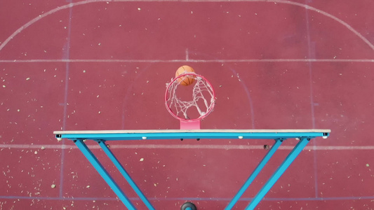 篮球后板上方的顶角抛出橙橙色篮球击中篮子慢速计分视频
