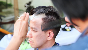 亚洲人在家花园里剪头发在锁定新职业期间学习在线理发9秒视频