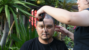 亚裔人剪头发20秒视频