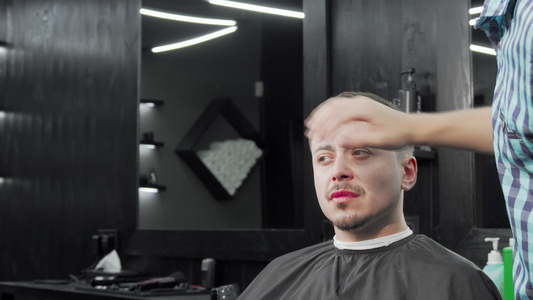 男士用专业理发师的理发视频