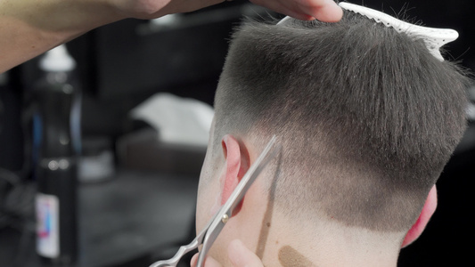 一名男性客户理发剪头发后方拍摄的一张照片视频