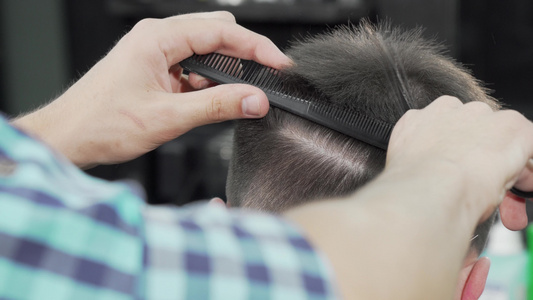 一名男子专业理发师剪头发的一枪视频
