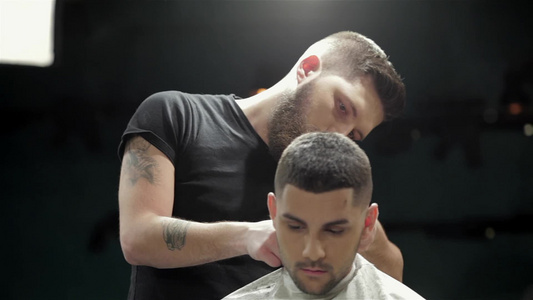 一家理发店的男人理发和理发视频